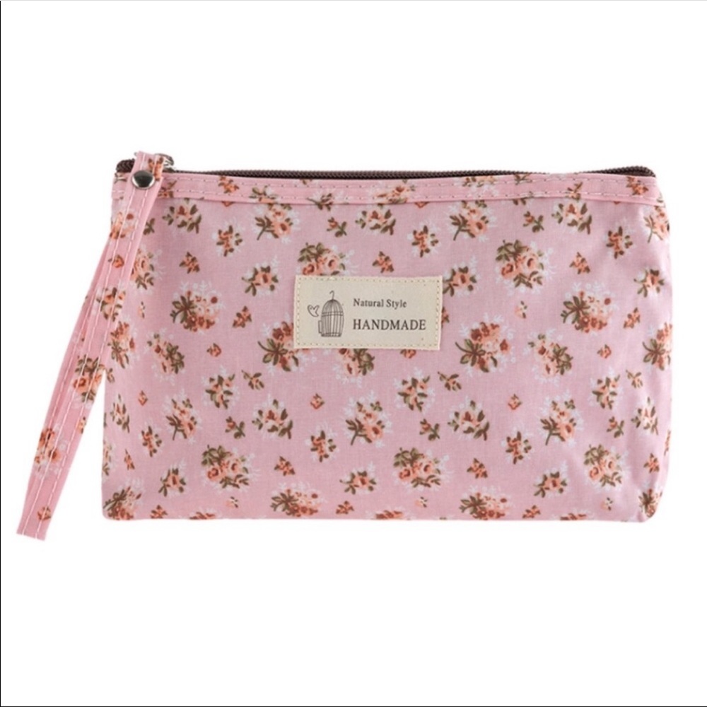 ✅ Pink floral cosmetic bag.